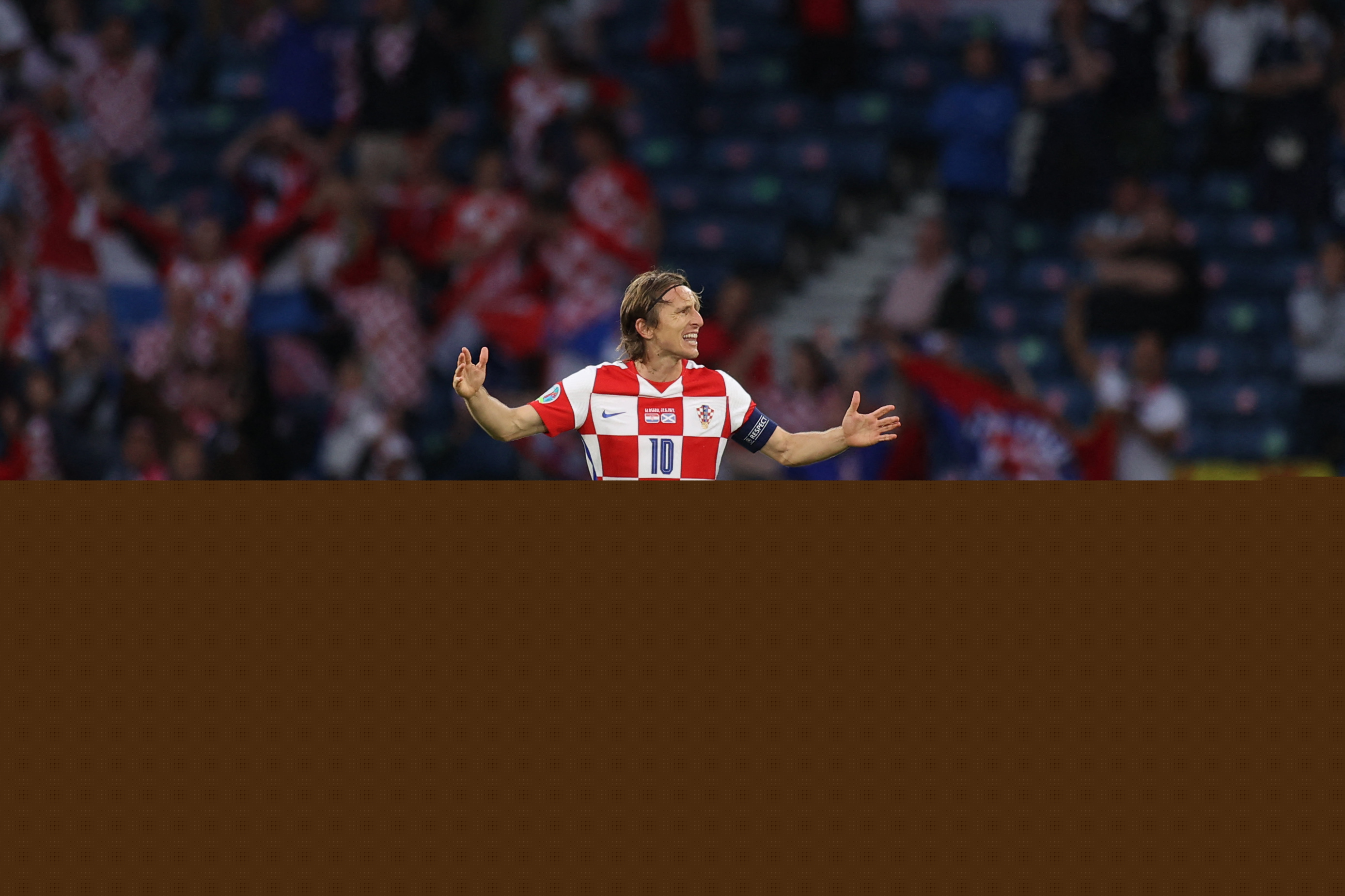 斗鱼×黄鹤楼裸眼3D先导片震撼发布，拉开斗鱼9周年鱼乐盛典序幕