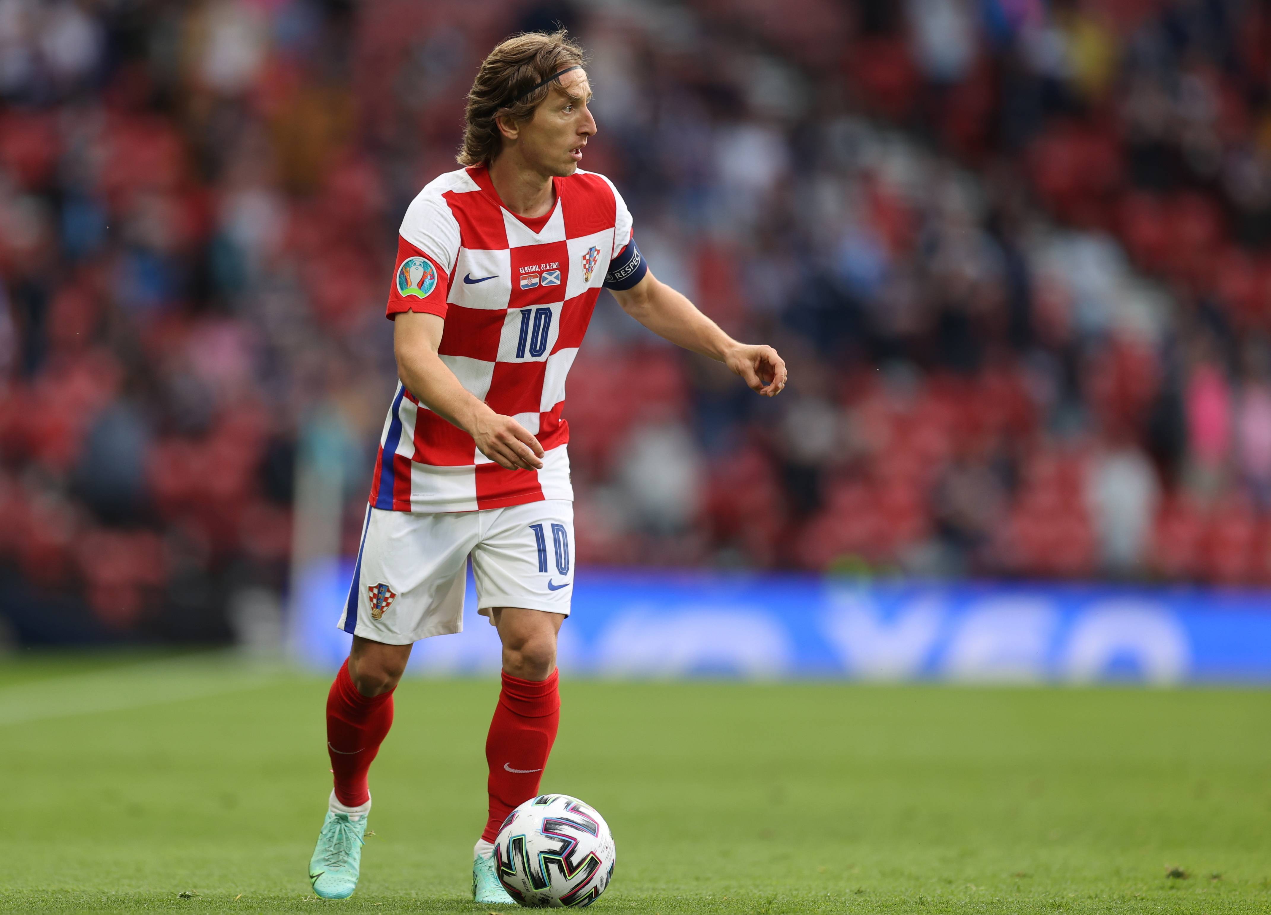 勇士全队愤怒爆发！库里被对手恶意拉扯，裁判判罚引发集体抗议